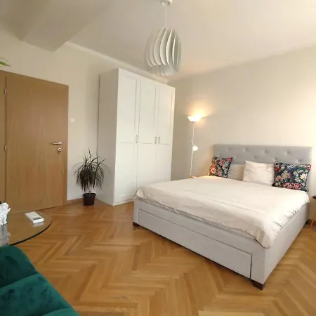 דירה Big - 4 Bedroom, 2 Bathroom Old Town With Ac *