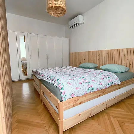 Big - 4 Bedroom, 2 Bathroom Old Town With Ac דירה *